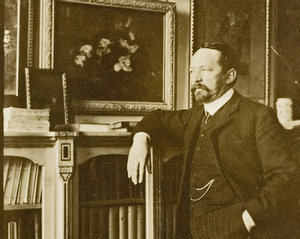 Andries Bonger in zijn interieur, Vossiusstraat, Amsterdam, ca. 1908, foto op karton, privé-collectie Nederland 