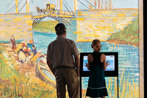 Twee bezoekers in de  Meet Vincent van Gogh Experience
