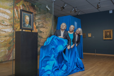 Van Goghs zelfportretten in de vitrines werden tijdens de persconferentie symbolisch onthuld door leden van familie Van Gogh. Foto: Jan-Kees Steenman