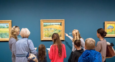 Kinderen en hun (groot)ouders nemen deel aan de familierondleiding langs de schilderijen van Vincent van Gogh (foto: Brenda Roos)