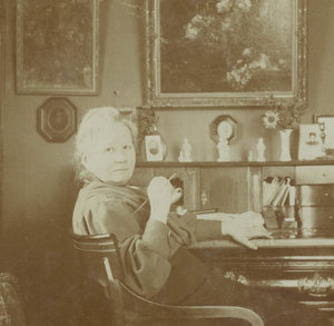 Jo van Gogh-Bonger aan haar secretaire in de zitkamer van de Koninginneweg 77 in Amsterdam