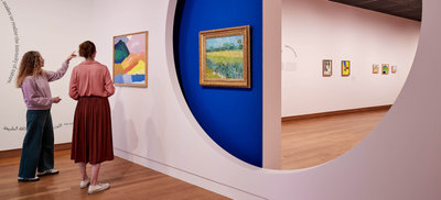 Bezoekers in de tentoonstelling Kleur als Taal met werk van Etel Adnan naast werk van Vincent van Gogh. Foto: Michael Floor