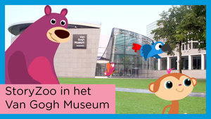 Thumbnail voor de videoreeks StoryZoo op avontuur in het Van Gogh Museum. Bax, Pepper en Toby voor het museum op Museumplein