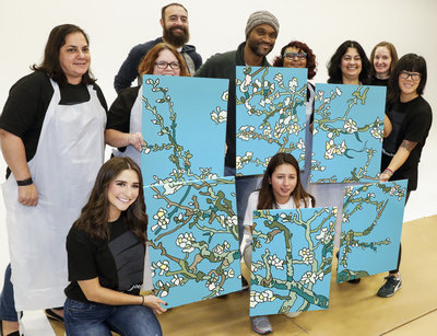 Medewerkers schilderden Van Goghs Amandelbloesem tijdens een Foundation for Hospital Art PaintFest met de Van Gogh Museum artkit.