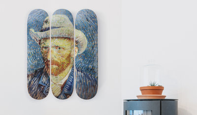 The Skateroom x Van Gogh Museum® Triptiek, Zelfportret met grijze vilthoed  Set van 3 skateboards • Elk deck heeft een afmeting van 81 x 20,5 cm • Inclusief ophangsysteem en uitgebreide instructie.