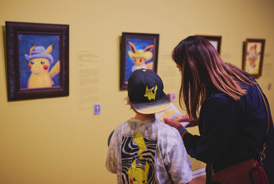 Een jongen kijkt met zijn moeder naar de Pokémon-presentatie in het museum. Samen doen ze de speurtocht. Foto: David Stegenga