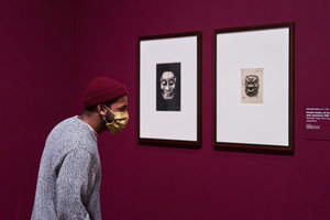 Een bezoeker in de tentoonstelling Ongekend, foto: Tomek Dersu Aaron