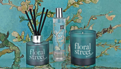 Sweet Almond Blossom Candle Diffuser en Room Spray van Floral Street Home Collection met op de achtergrond Amandelbloesem van Vincent van Gogh
