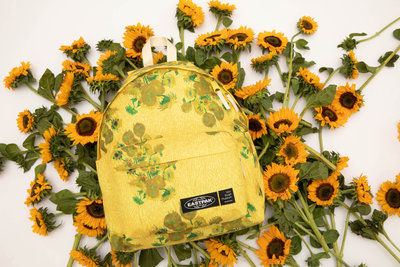 Gele Eastpak rugzak met Van Goghs zonnebloemen