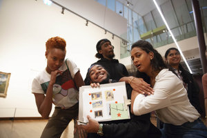 Vijf jongeren met een biculturele achtergrond poseren in het museum. Foto: Randy da Costa