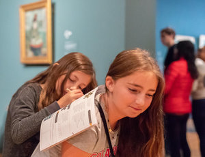 Twee meisjes op zoek naar Van Goghs schilderijen tijdens de speurtocht in het museum (foto: Brenda Roos)