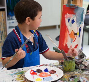 Afbeelding:  Een jongen is aan het schilderen tijdens een workshop in het museum. Foto: Brenda Roos
